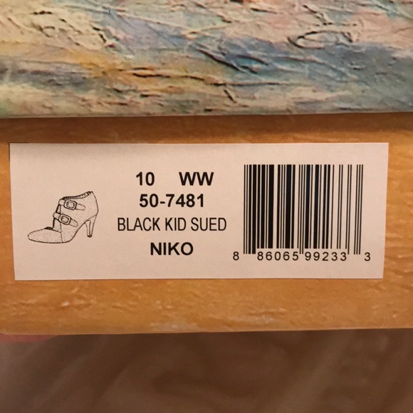 NIB Bella Vita Niko Strappy Suede Black Heels 10WW - Picture 5 of 5